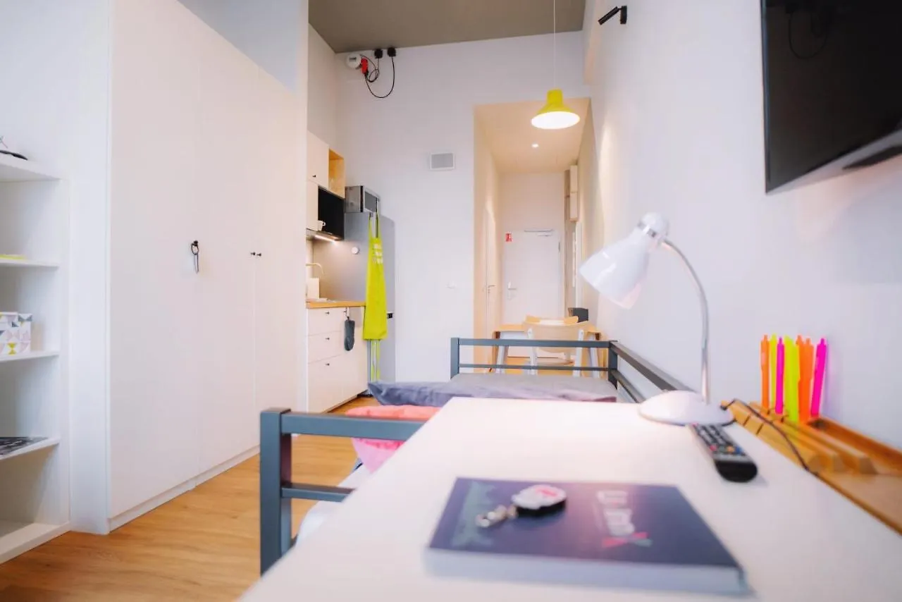 Studios And Shared Rooms At Livinnx Краков Апартаменты